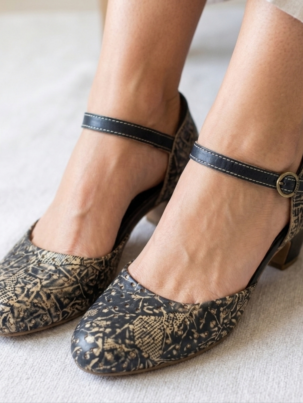 L'ATISTE Black and Cream Patterned Flats